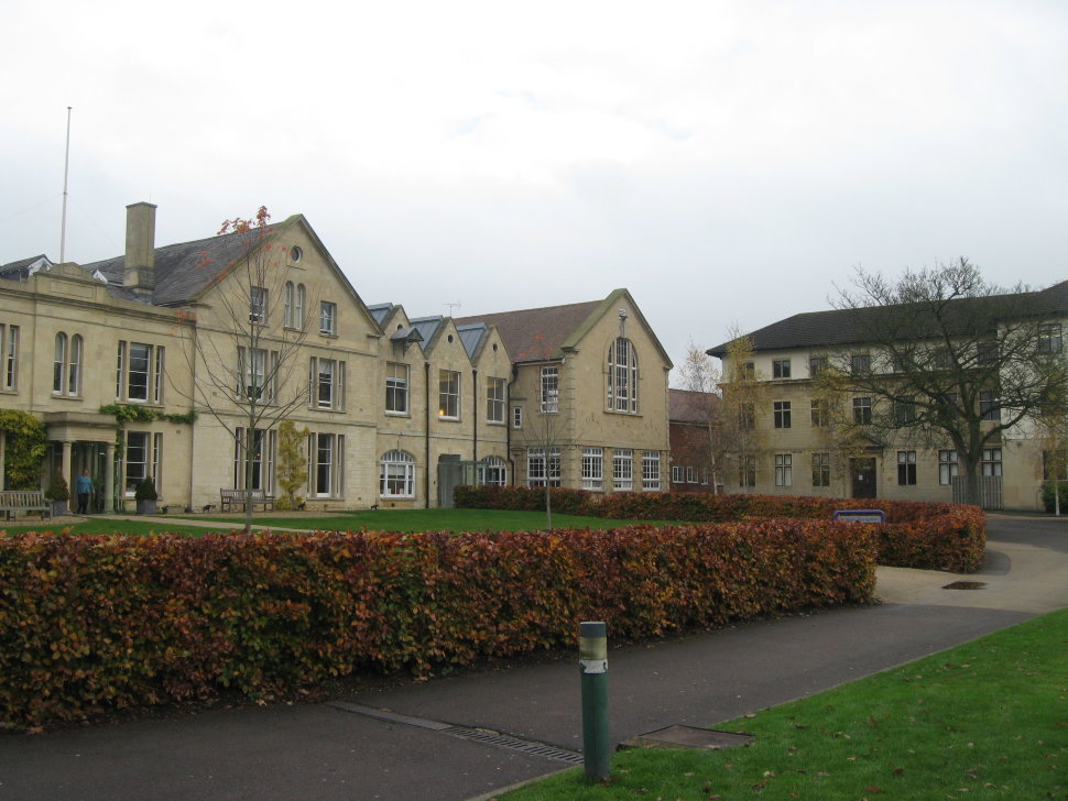 Уиклиф Колледж (Wycliffe College), Стоунхаус